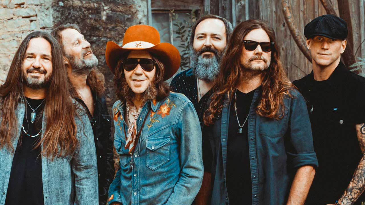 “An all-you-can-eat barbecue that looks delicious at the start but turns into an indistinguishable mush by the end”:  Blackberry Smoke overcook the recipe on Rattle, Ramble & Roll – The Best Of Volume One