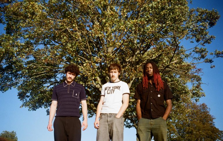 Oreglo – ‘The Whirr’ EP review: buzzy jazz trio refuse to stay in their lane