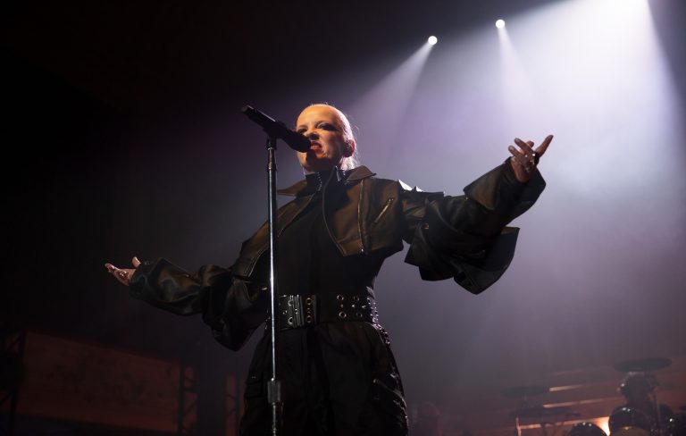 Garbage’s Shirley Manson responds to fans showing up with more “glorious beachballs” to highlight situation in Palestine