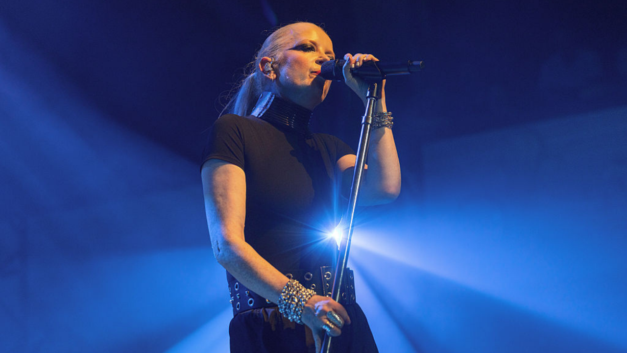 “I joined a band because I hated the f****** beach.” Shirley Manson doubles down after beach ball rant at Garbage show in Australia