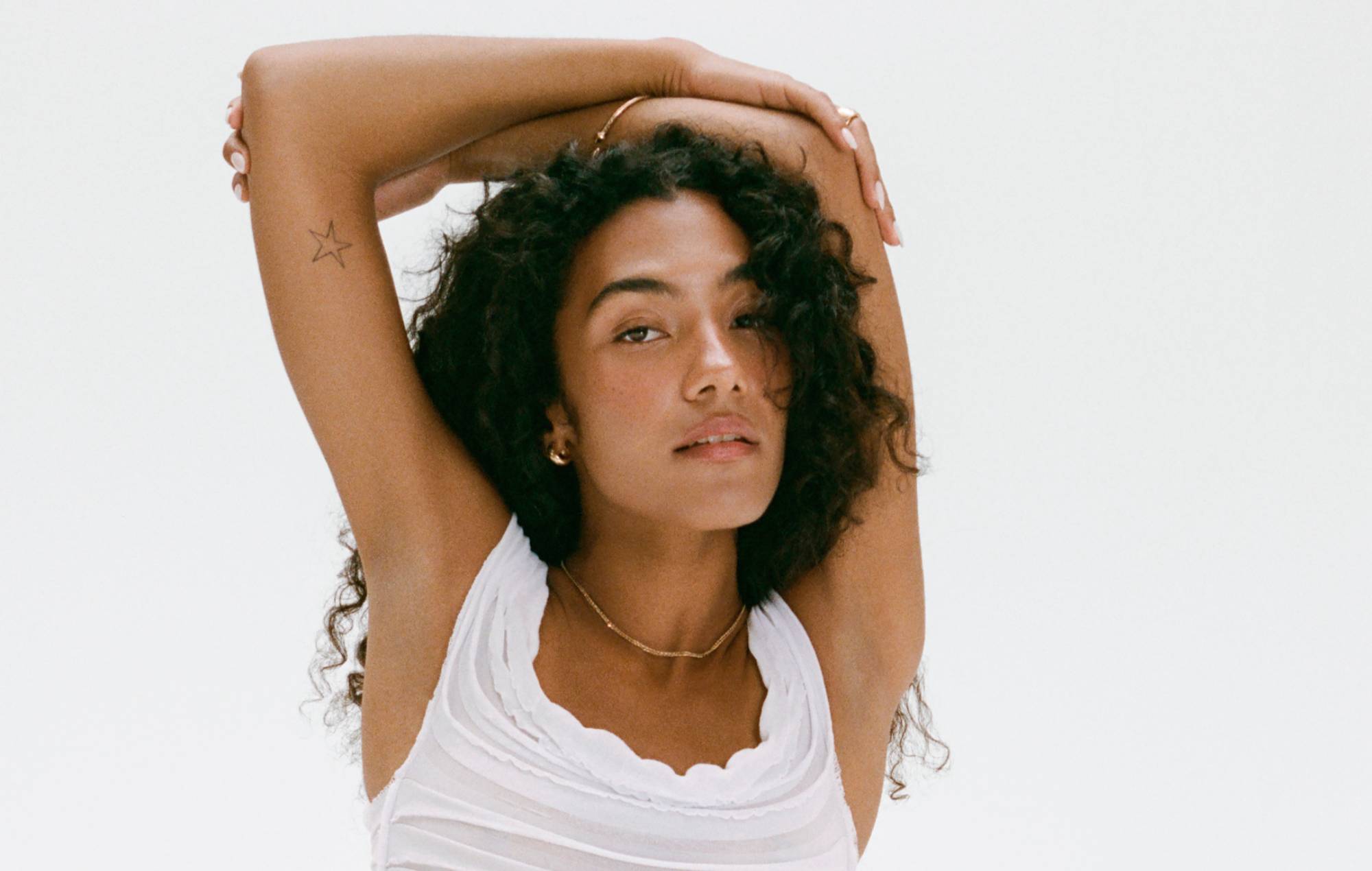 Olivia Dean shares how struggling single mother inspired her to hit out at Ticketmaster and AEG’s “vile” re-sale practices