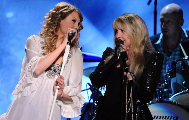 Taylor Swift says she’s “very lucky” to have the guidance of Stevie Nicks: “She paved the way for me”