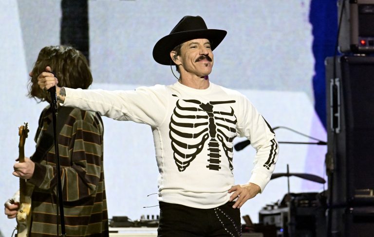 Red Hot Chili Peppers producer claims frontman Anthony Kiedis is “tone-deaf”