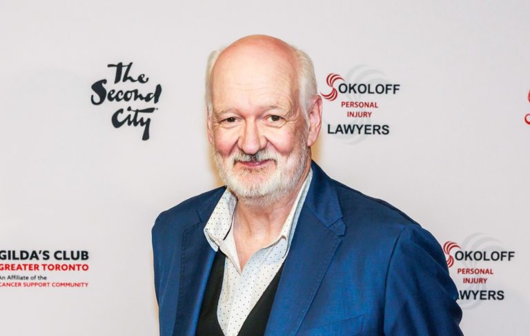 Comedian Colin Mochrie recovering after emergency eye surgery