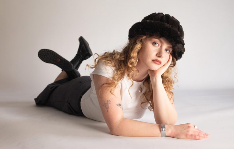 Ellur’s indie-pop gold seeks out inner peace: “Life’s been this thing that I’ve struggled through, but music’s always helped me out of it”