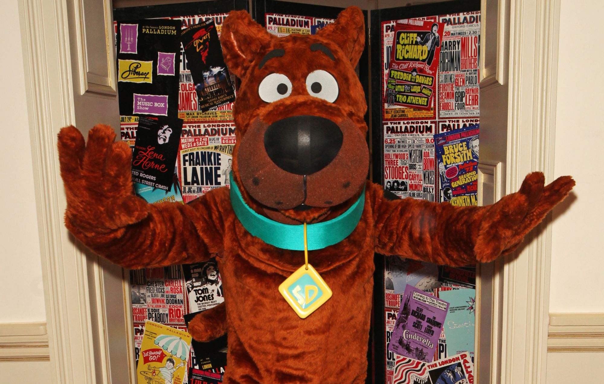 Band mortified after fan’s proposal gets rejected on stage – only for him to be comforted by Scooby Doo