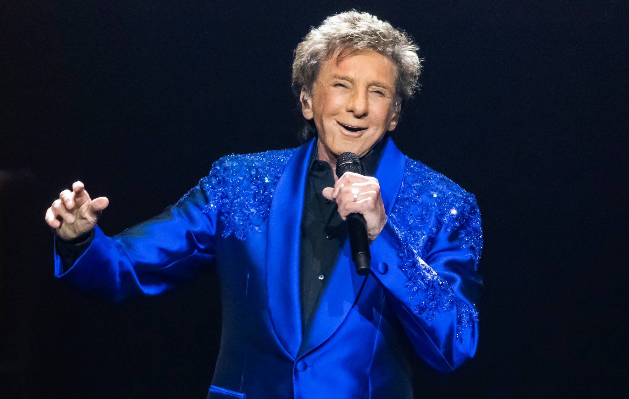 Barry Manilow says his “lungs aren’t ready yet” and postpones more shows following cancer surgery