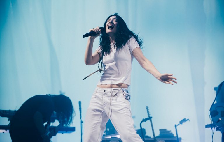 Watch Lorde perform Te Reo Māori version of ‘Oceanic Feeling’ as she kicks off New Zealand tour