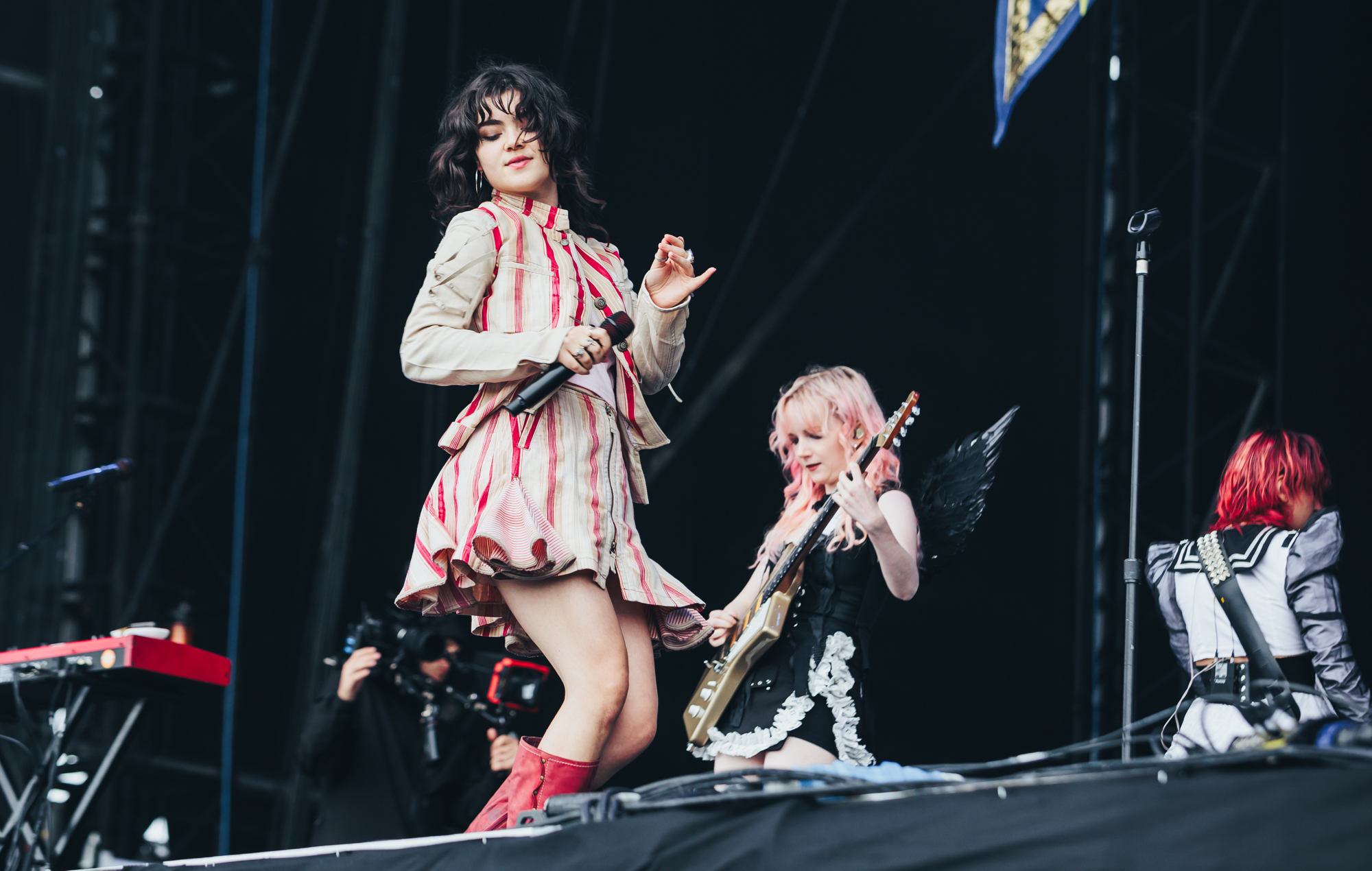 The Last Dinner Party take us on “the endless carousel of being in a relationship you know you shouldn’t be in” on new ‘Help(2)’ song ‘Let’s Do It Again!’