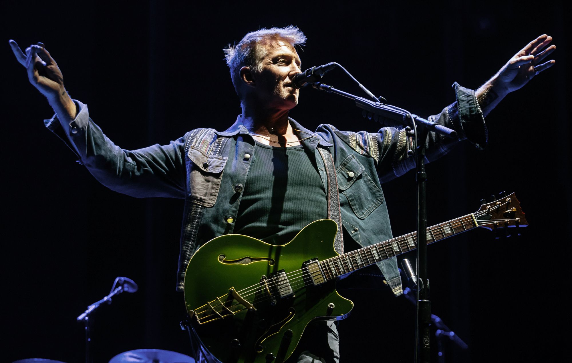 Watch Queens Of The Stone Age’s Josh Homme cover AC/DC’s ‘Night Prowler’ at Dean Delray’s Bon Scott tribute show