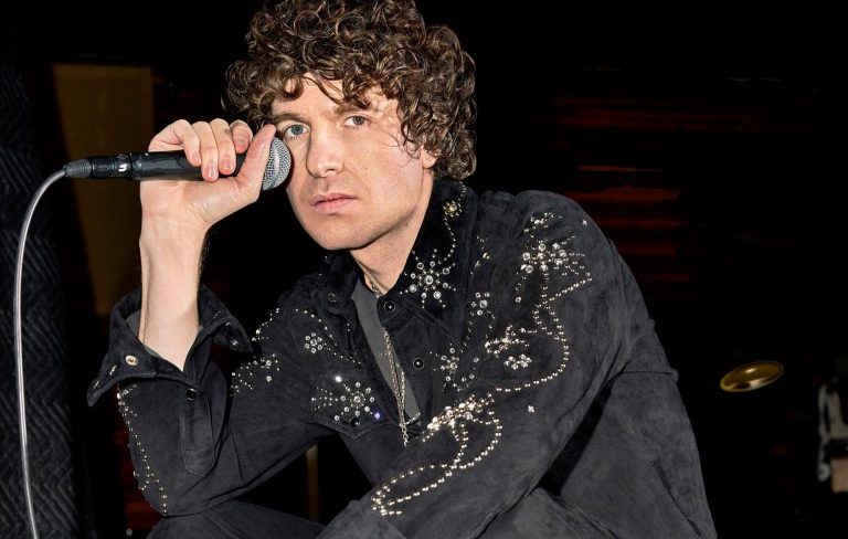 Luke Pritchard reconnects with his late dad on The Kooks new live single version of ‘See Me Now’: “When I grew up, I didn’t know many people that had lost a parent so young”