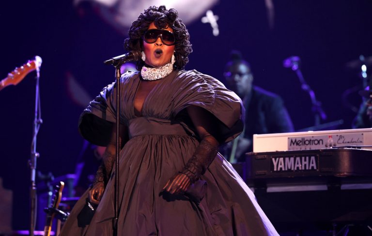 Watch Lauryn Hill’s moving tribute performance to D’Angelo and Roberta Flack at 2026 Grammys