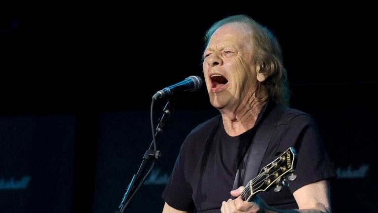 “He is undergoing ​a full battery of tests”: AC/DC’s Stevie Young hospitalised in Argentina