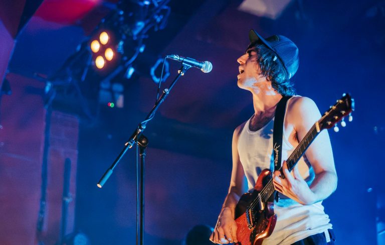 Watch Geese pay tribute to Stone Roses with wild taster of ‘Fool’s Gold’ cover in Manchester