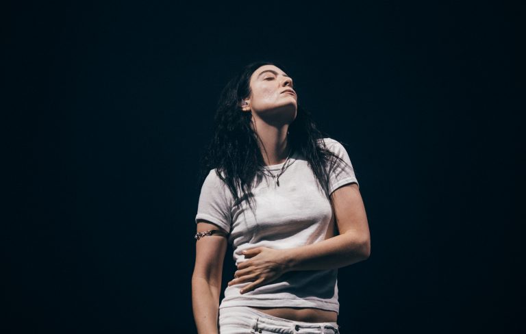 Lorde embraces “clean slate” as 17 year Universal record deal comes to an end