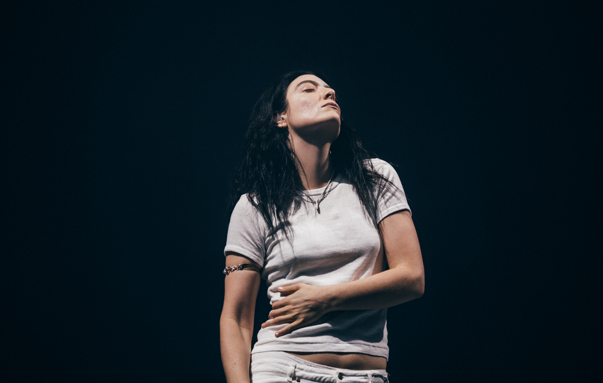 Lorde embraces “clean slate” as 17 year Universal record deal comes to an end