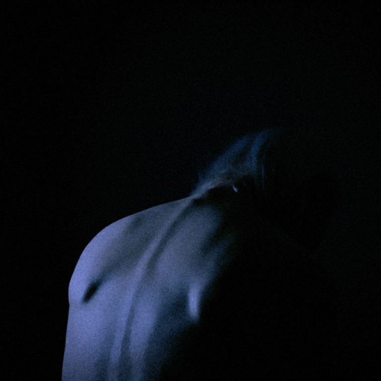 “Years Go Fast, Days Go Slow” — Dutch Synthpop Artist Raf Duran Dances Between the Ages in Video for “Mortified”