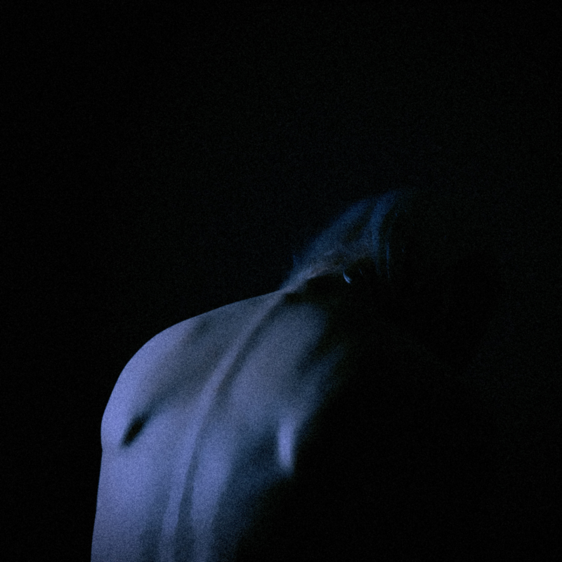 “Years Go Fast, Days Go Slow” — Dutch Synthpop Artist Raf Duran Dances Between the Ages in Video for “Mortified”