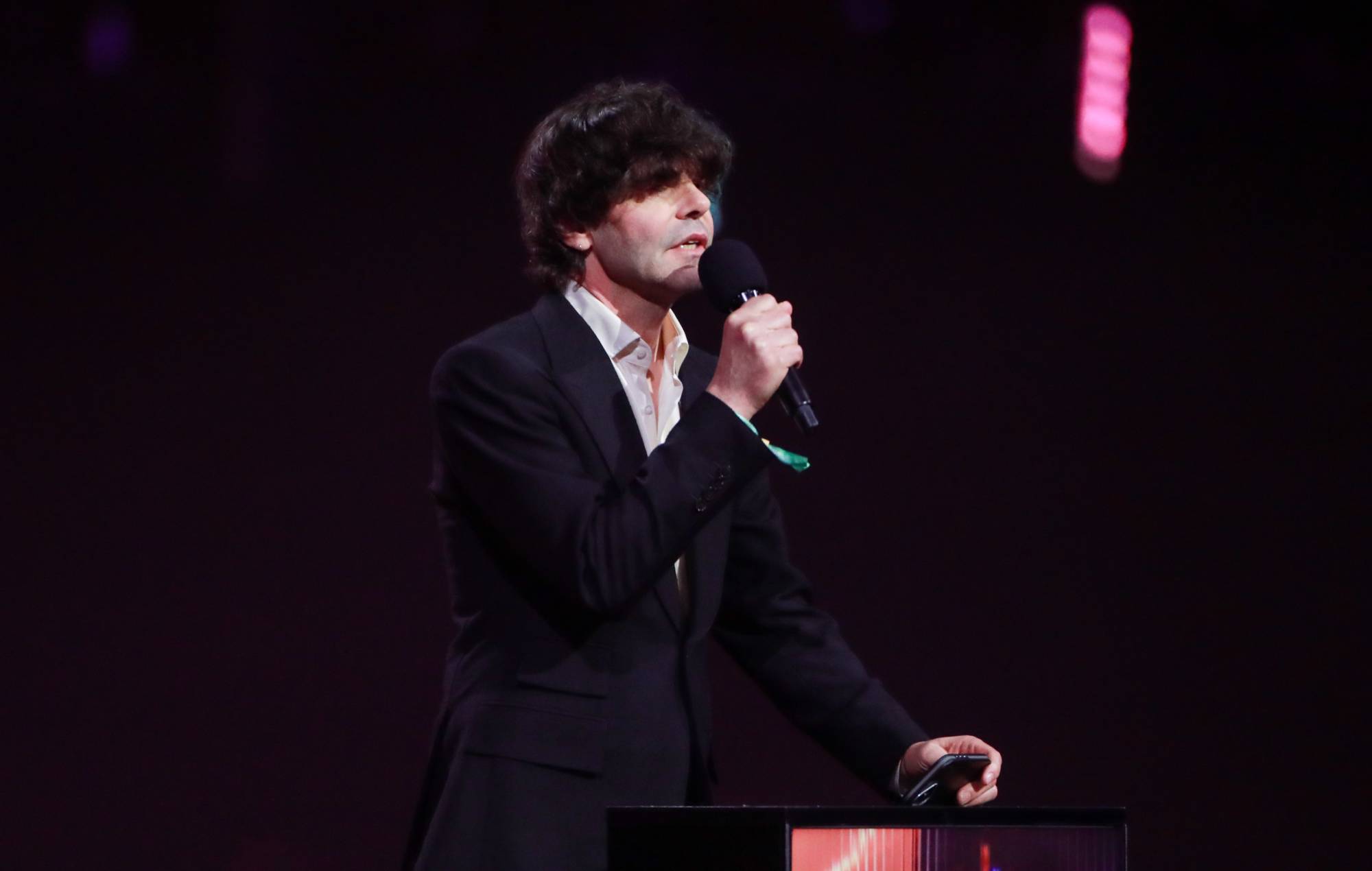 Tim Burgess pays tribute to “phenomenal” Mani at BRITs 2026: “He changed music and inspired generations ahead of him”