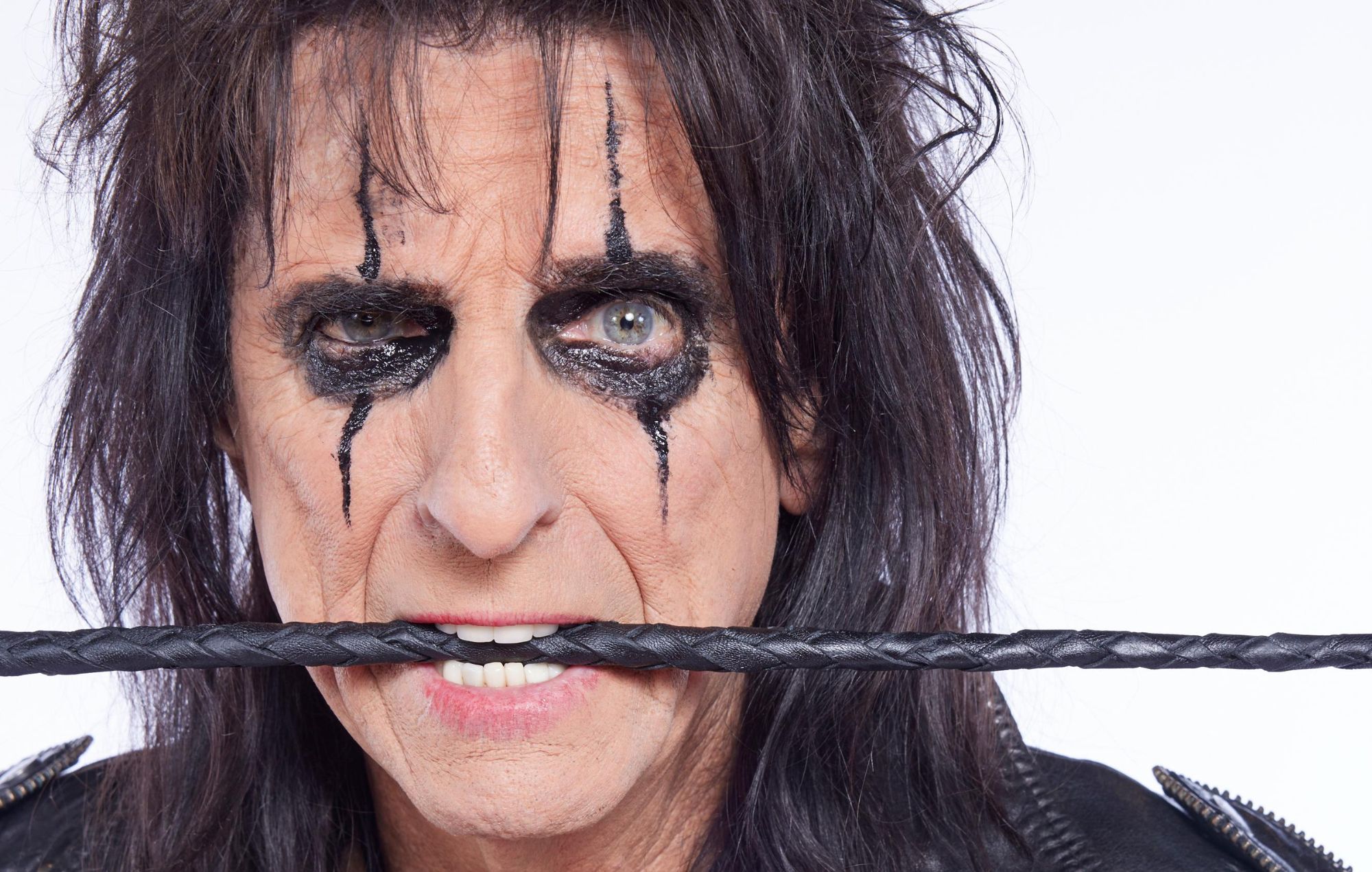 Alice Cooper announces “definitive autobiography” ‘Devil On My Shoulder’ with UK Q&A book tour