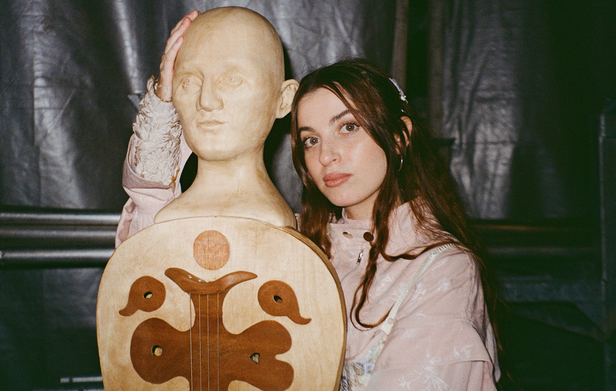 Elsas makes choral, Spanish alt-pop for lover girls: “Getting my heart broken is a great muse”