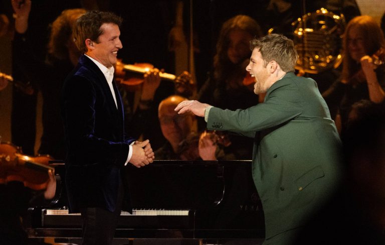 James Blunt joins Alex Warren for orchestral ‘Ordinary’ at BRITs 2026