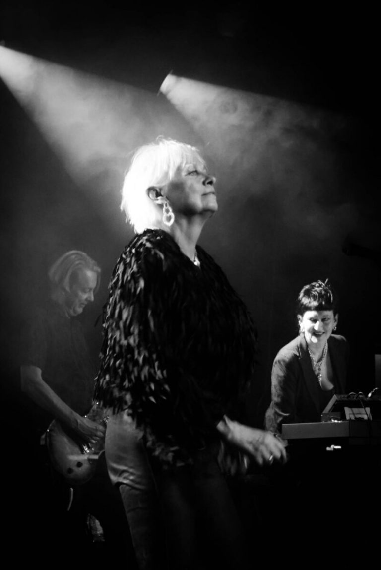 Mondlicht in Manhattan — Xmal Deustchaland’s Anja Huwe Opens Her First North American Tour in Forty Years