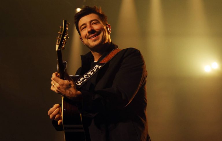 Watch Mumford & Sons play ‘Rubber Band Man’ and ‘Here’ on ‘SNL’