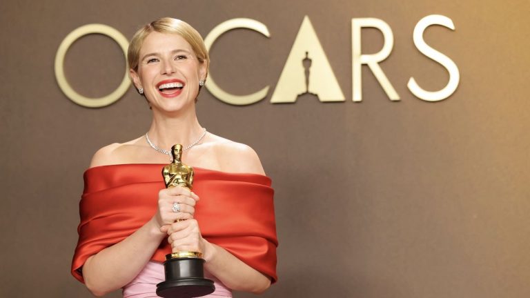 “What a voice. What a moment.” Start your St. Patrick’s Day celebrations the right way by watching Jessie Buckley, the first Irish winner of a best actress Oscar, absolutely smash a Primal Scream classic in a bar