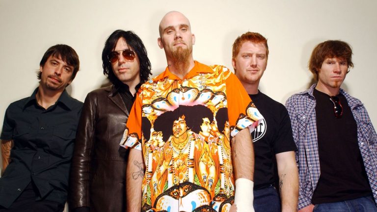 “There was that feeling of like, ‘Wait, are we breaking up?'” Why Dave Grohl walked out on Foo Fighters and joined Queens of the Stone Age in 2002