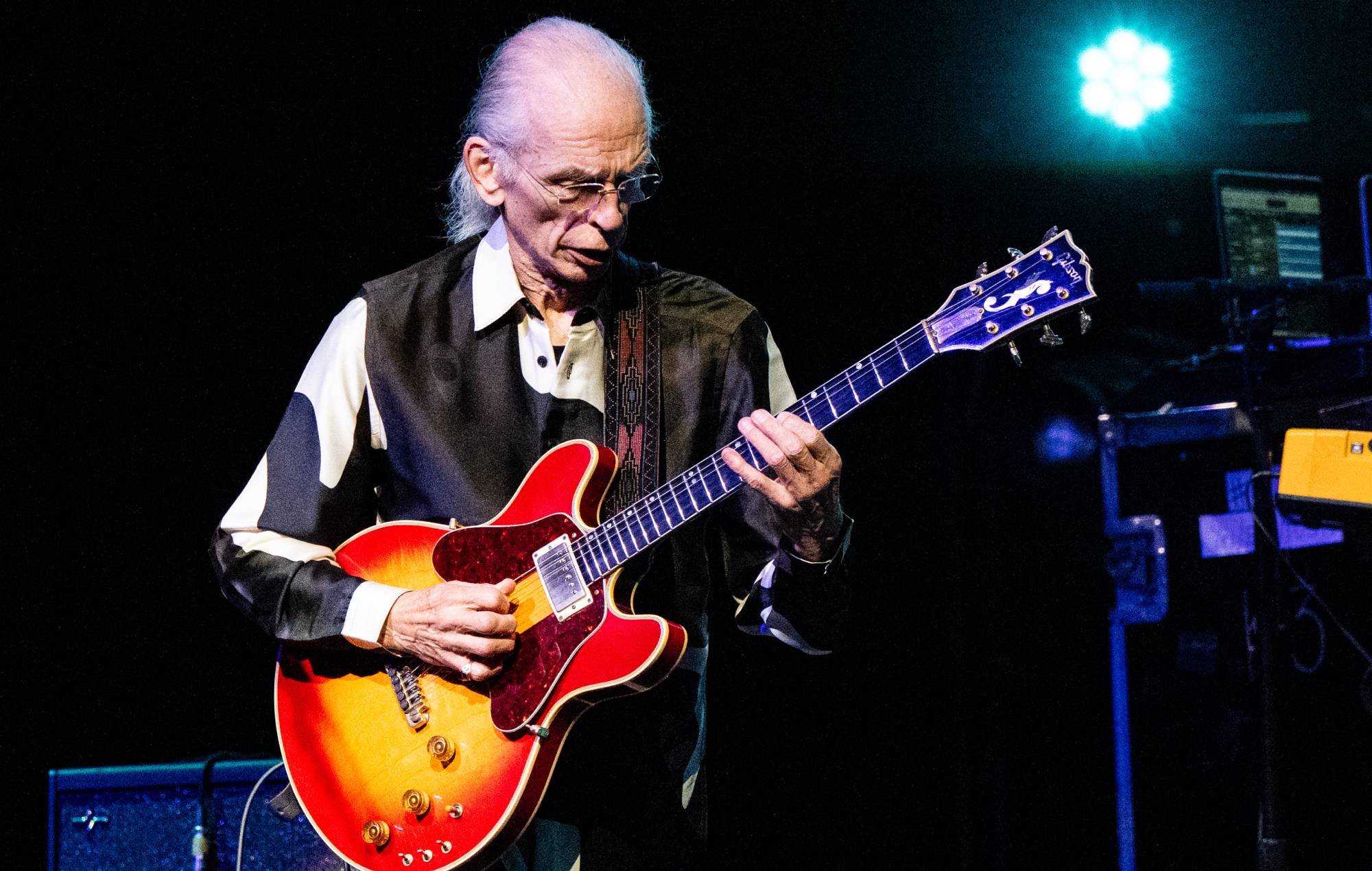 Yes postpone European tour for guitarist Steve Howe to undergo “essential operation”