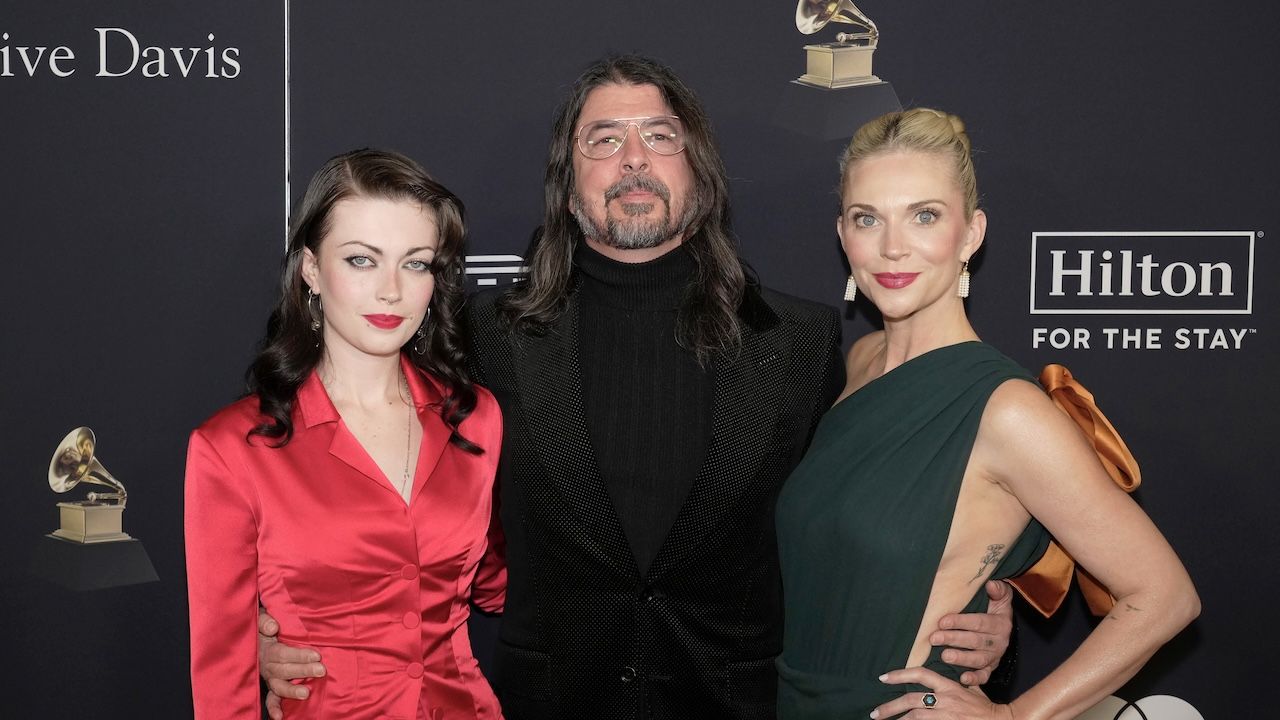 “I didn’t want to be like stage dad.” Dave Grohl shares his pride in his daughter Violet’s emergence as a star on her own terms