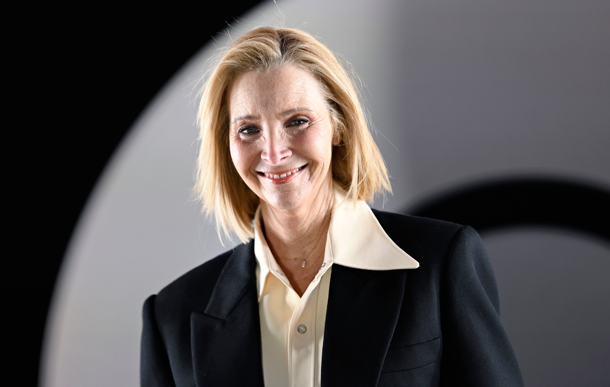 ‘Friends’ star Lisa Kudrow says new sitcoms are “too afraid” to make jokes that risk making people feel uncomfortable