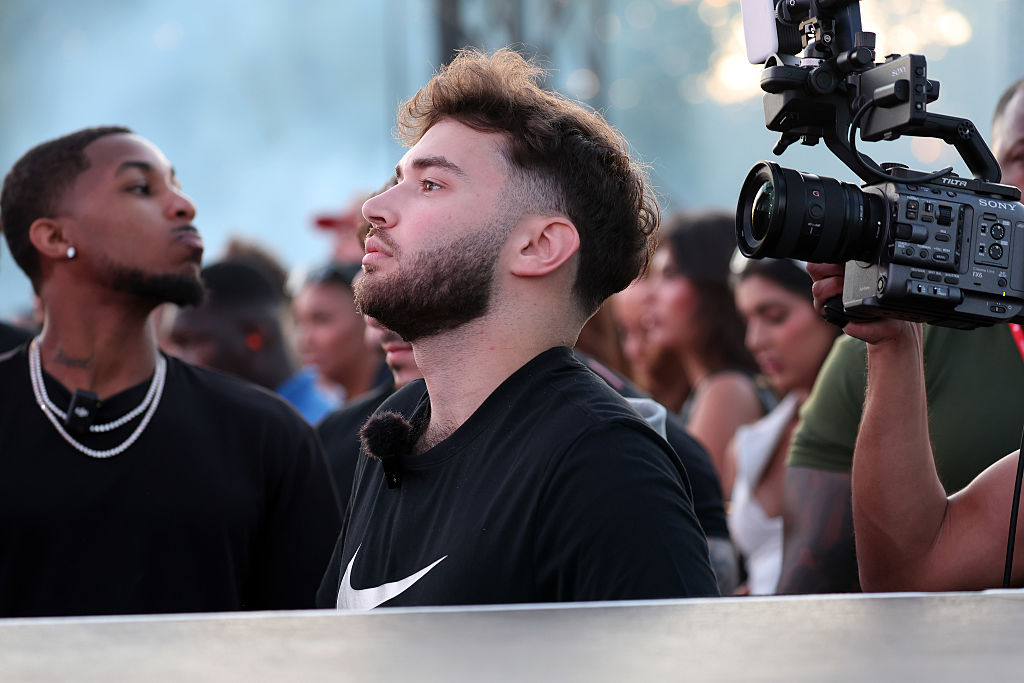 Drake Bud Adin Ross Allegedly Asked To Bond Out Racist Streamer Chud The Builder