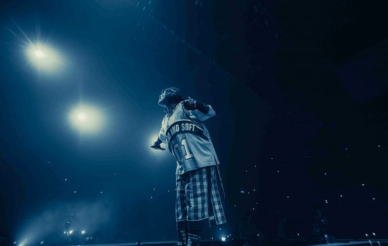Billie Eilish defends young fans using phones at gigs: “When I would go to concerts I would film every minute”