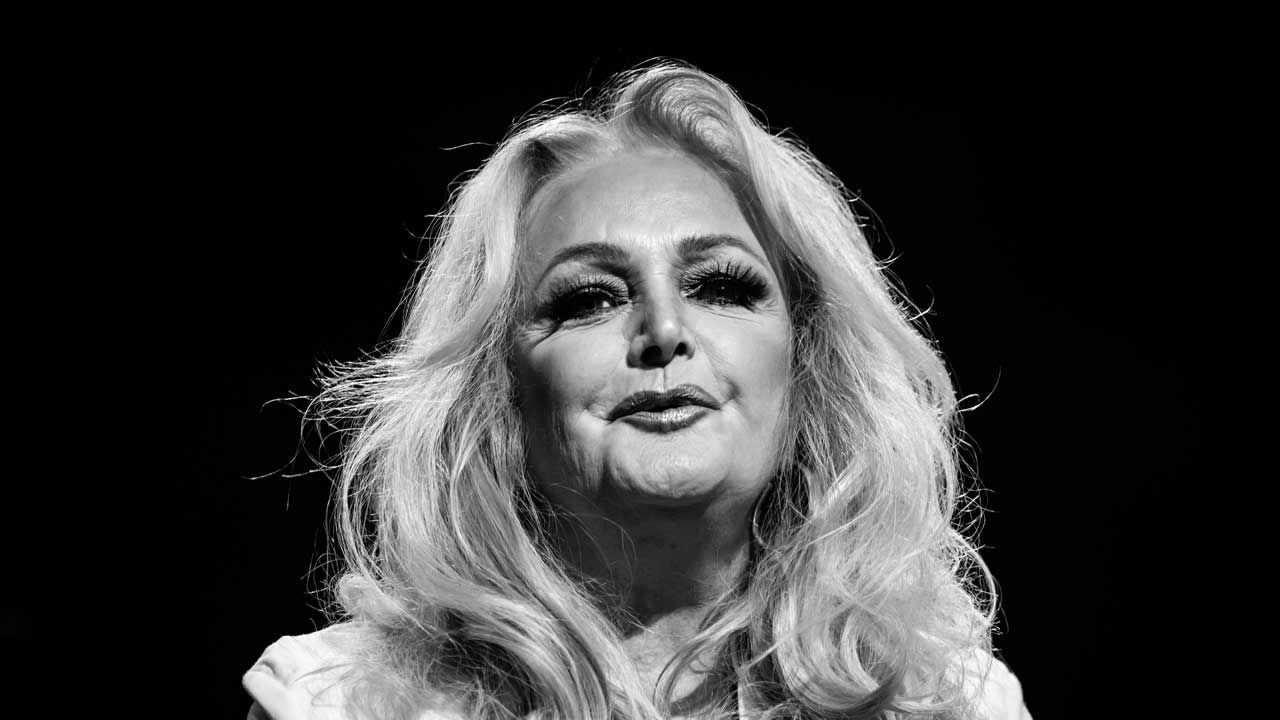 “We know that you all wish her well.” Bonnie Tyler placed in medically induced coma after emergency surgery