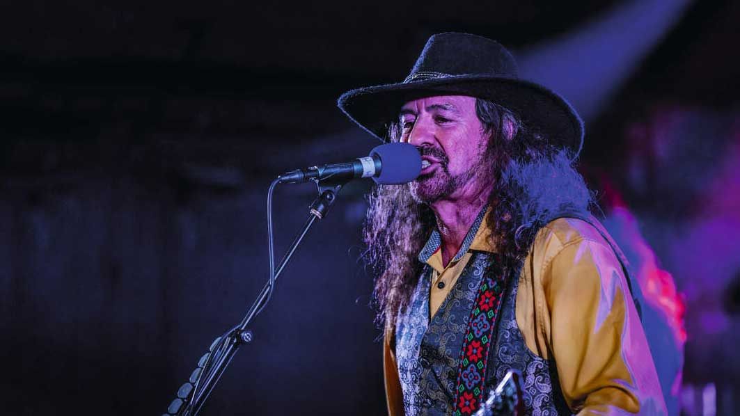 Warner E. Hodges’ band includes members of the Georgia Satellites, Hanoi Rocks, Jason & the Scorchers, and the Bottle Rockets. You should go see them