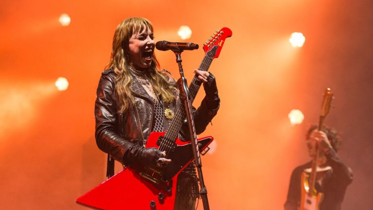 “It brings to mind the amped-up energy of Motörhead’s No Sleep ’til Hammersmith or Thin Lizzy’s Live And Dangerous.” Halestorm showcase their stadium-sized ambitions at Sonic Temple
