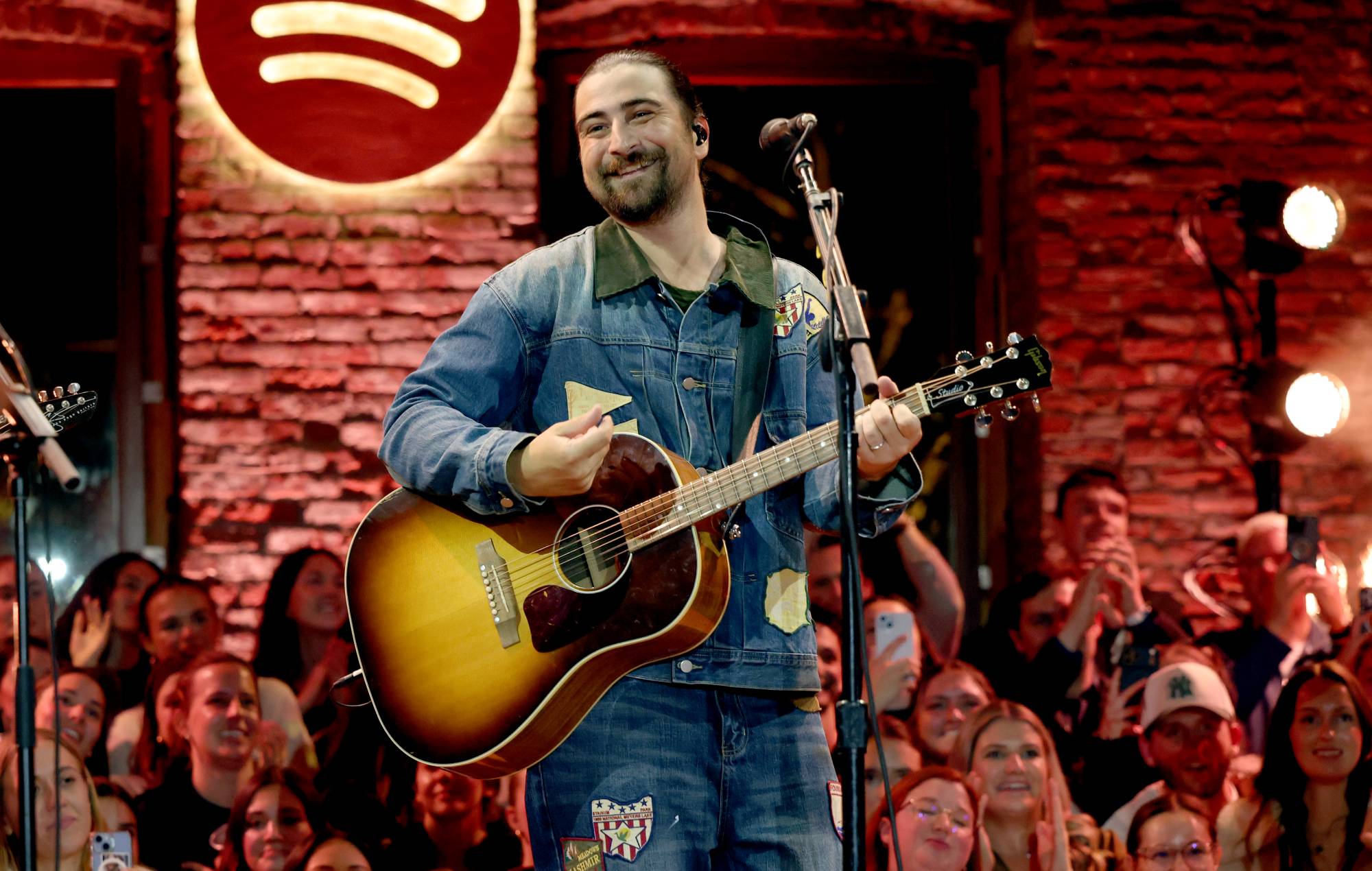Watch Noah Kahan perform ‘The Great Divide’ and ‘Doors’ on ‘SNL’