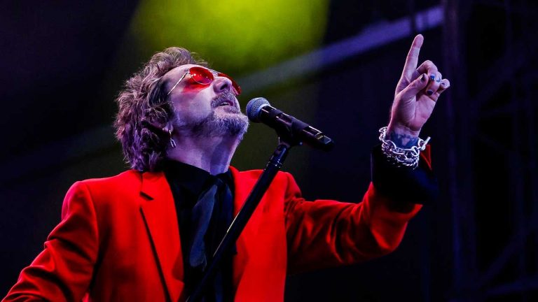 “I don’t know what you have to be so proud of right now!” Chris Robinson scolds crowd after “U.S.A.! U.S.A!” chant breaks out at Black Crowes concert