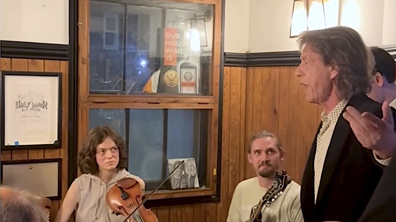 “Almost nobody seemed to realise it was him.” Watch Rolling Stones legend Mick Jagger sing a 100-year-old folk song in an English pub