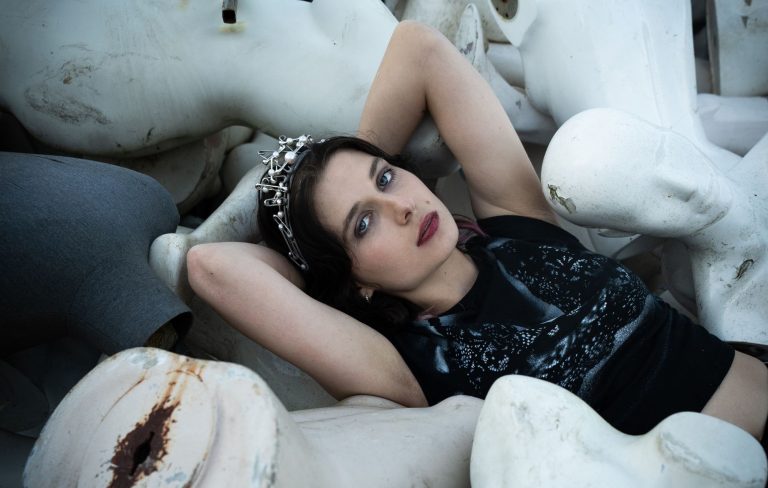 Baby Queen announces new album ‘I Hope You Don’t Remember Me’ – featuring members of QOTSA and Jack White’s band – with single ‘Permanently Obsessed’ and UK record store tour