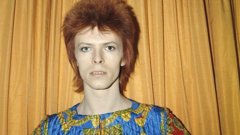 “The rock business has become so established, and so much like a society, that I have revolted against it.” After killing off Ziggy and breaking up the band, David Bowie recorded a covers album in a French castle. This is the story of Pin Ups’ creation