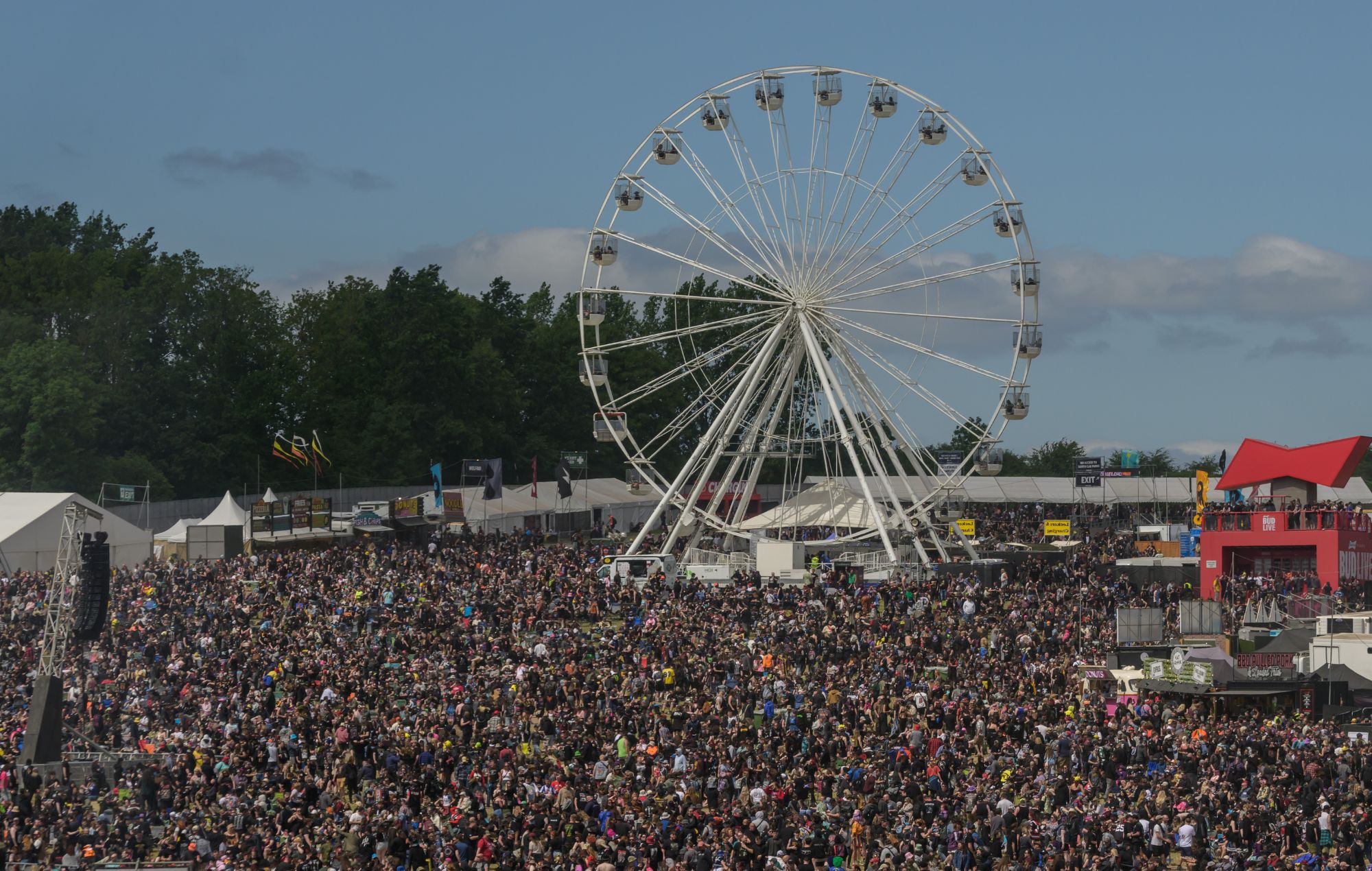 Police are investigating couple allegedly “having sex” on Download festival ferris wheel before Guns N’ Roses