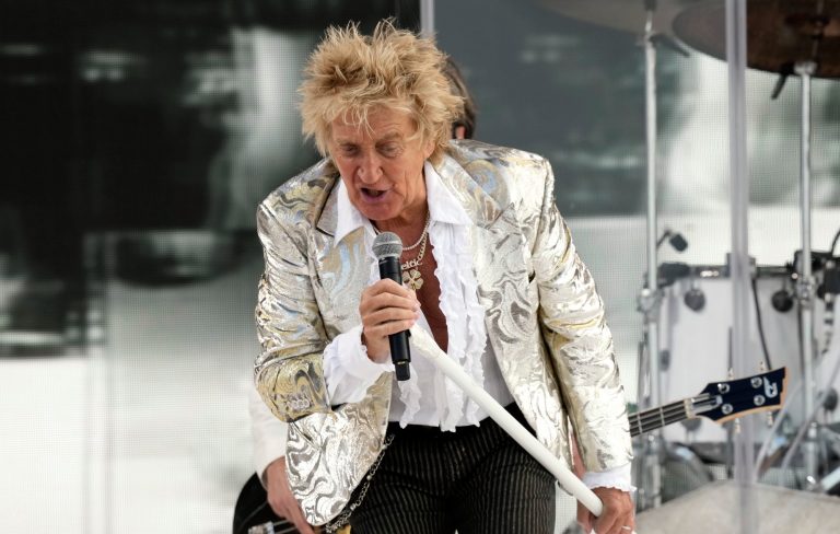 Rod Stewart jokes with crowd after nearly fainting onstage: “Would you mind if I sat down for this one?”