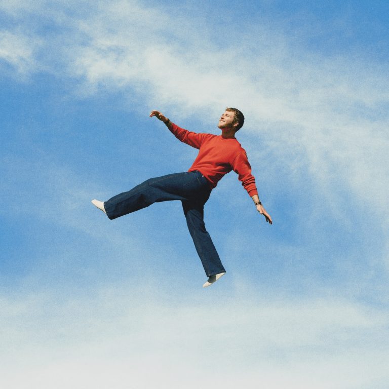 Alex Warren Announces A New Album With The Irresistible “Passenger” Music Video