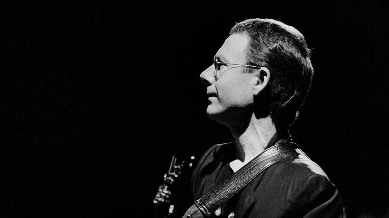 “You have to go and live in London for seven years. You’ll be rejected 99 times out of a hundred.” Watch Robert Fripp give a hopeful young musician some unflinching truth in 1985