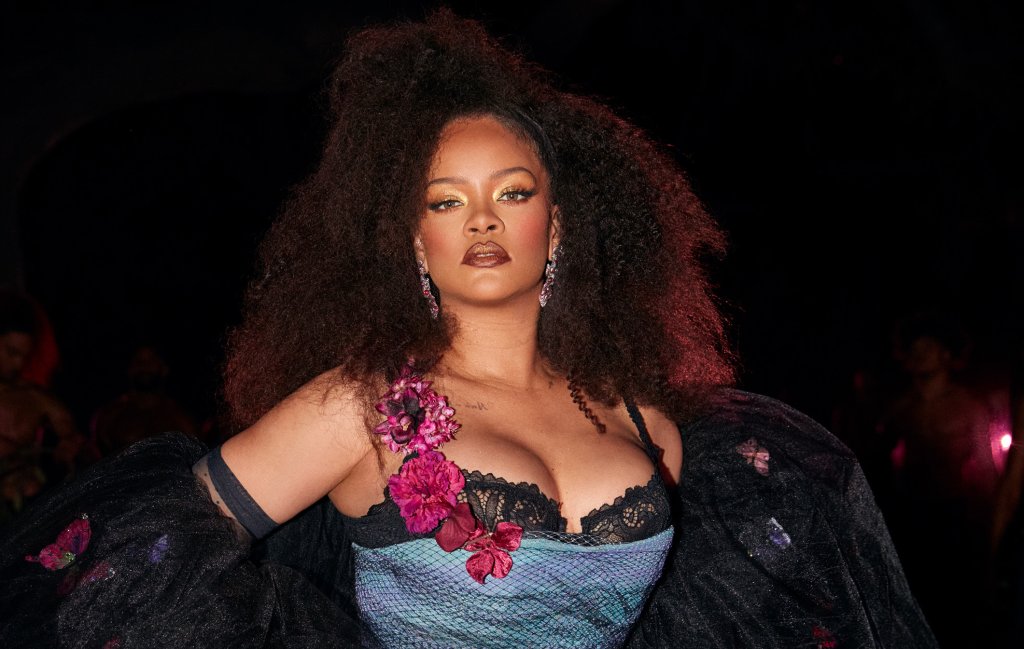 Rihanna Calls Herself “Rusty” During Surprise JAŸ-Z Guest Appearance