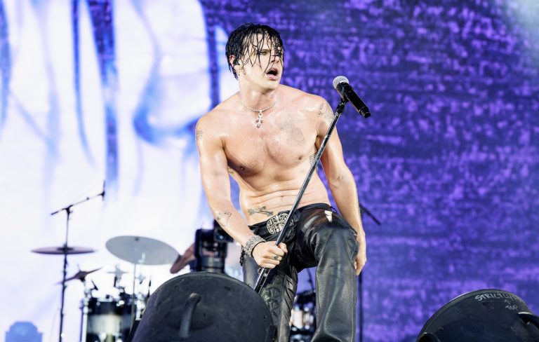 Artists and entertainment world figures share support for Yungblud after emotional speech following “industry plant” accusations