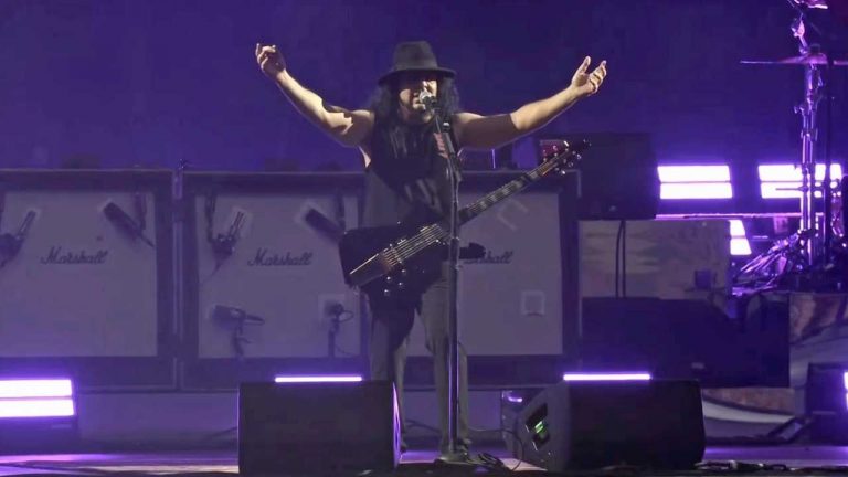 “Pull Oasis out of your ass!” Watch System Of A Down’s Daron Malakian lead entire stadium in Oasis tapeworm chant